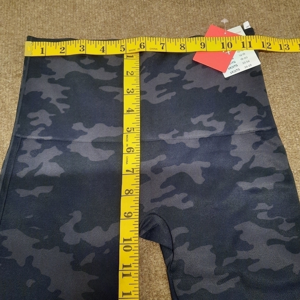 Spanx Ecocare Seamless Leggings Black Camo High Rise Women's Medium New - Picture 10 of 11